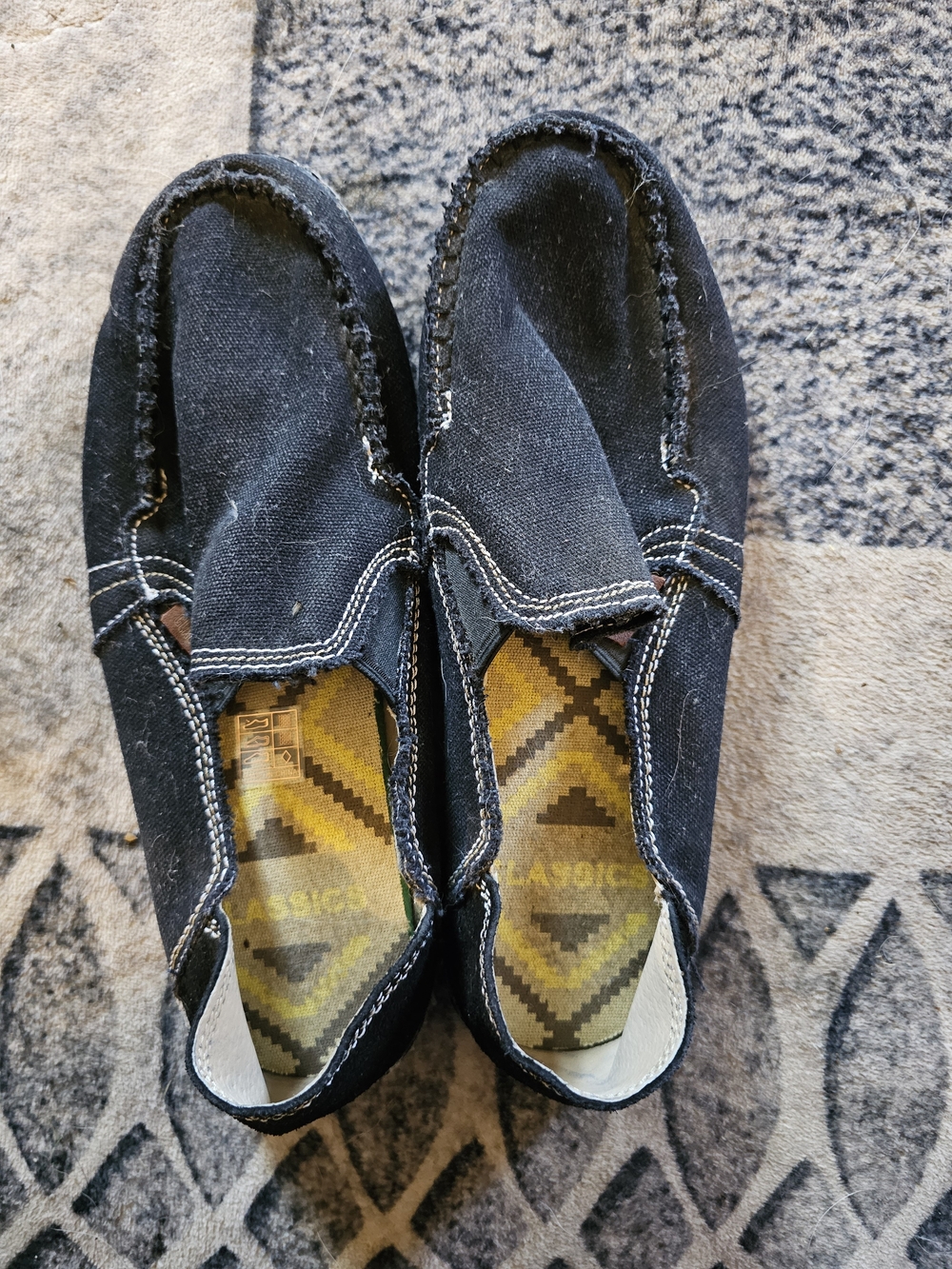 Casual Slip-On Canvas Shoes in Black